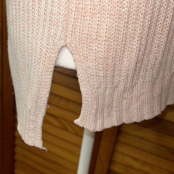 SO Heritage V-Neck Light Pink Sweater Size Medium - Picture 4 of 8